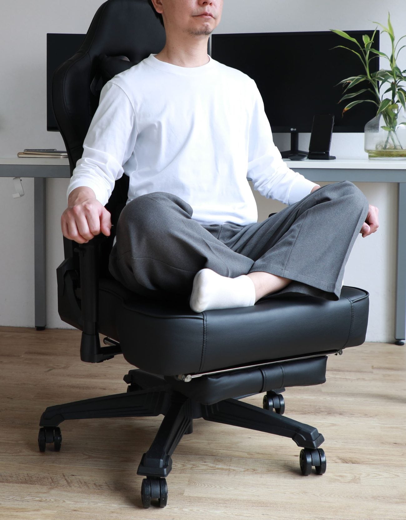 広い座面の上であぐらをかいて寛ぐ様子